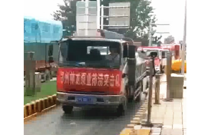 我公司新組織的搶險排澇設(shè)備及人員，出發(fā)馳援焦作災(zāi)區(qū)<div   id=